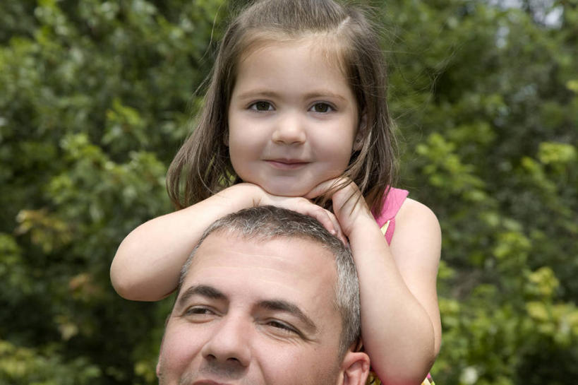 西方人,儿童,两个人,家庭,父亲,女儿,笑,微笑,横图,室外,白天,正面,纯洁,植物,欧洲,欧洲人,撑,阴影,光线,影子,托腮,树,树木,小孩,骑,绿色,阳光,自然,扛,托,温暖,温馨,父女,一家人,父爱,可爱,童年,童趣,生长,成长,和睦,托下巴,童真,烂漫,无邪,扛在肩上,骑在肩上,天真,男人,男性,年轻男性,女孩,白种人,孩子,年轻人,半身,彩图,融洽,女生