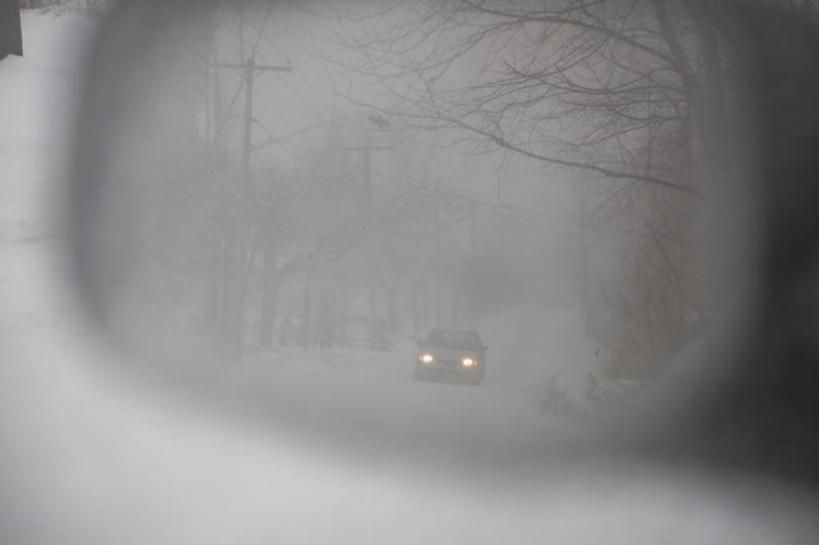 无人,横图,室外,白天,正面,安全,雪,植物,大雪,镜子,道路,路,路灯,公路,照明,覆盖,电力,反射,电线,电线杆,线,积雪,雪景,冬季,冬天,灯光,枝条,反光镜,电能,交通,线路,灯,树,树木,树枝,寒冷,电,电源,照亮,镜像,生命,镜面,照明设备,能量,遮盖,光学,严寒,凸面镜,笼罩,笼盖,虬枝,枝杈,马路,彩图,广角镜