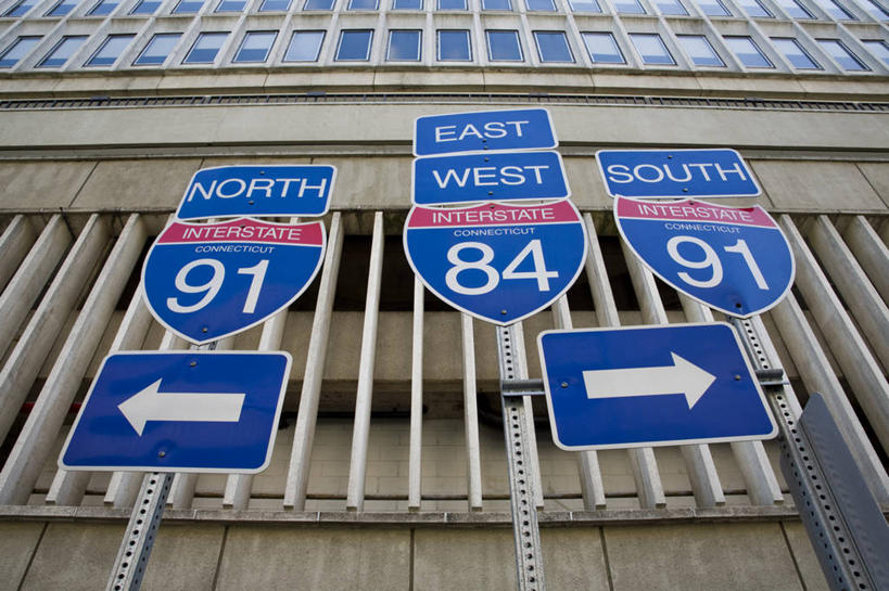 无人,横图,室外,白天,仰视,度假,美景,城市风光,城市,一排,阴影,整齐,光线,英文,标志,文字,影子,字符,字母,景观,方向,娱乐,标识,箭头,排列,蓝色,阳光,享受,休闲,景色,放松,英文字母,挑选,指向,队列,选择,簇,目的,偏向,标的,彩图,低角度拍摄