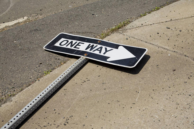 无人,横图,俯视,室外,白天,道路,路,公路,阴影,光线,英文,标志,文字,影子,字符,字母,交通,方向,破坏,标识,破损,箭头,阳光,英文字母,损坏,指向,簇,倒塌,倾圮,坍毁,马路,彩图,高角度拍摄