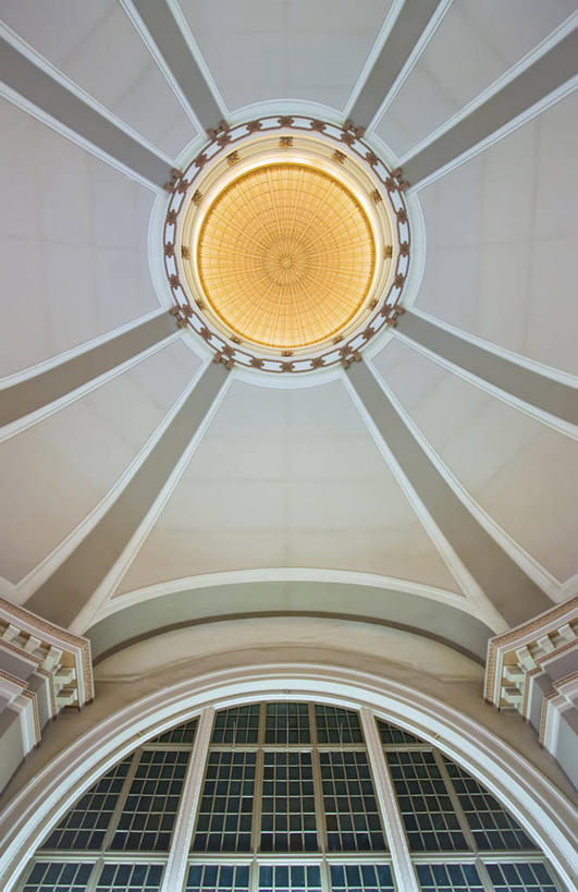 无人,竖图,室内,白天,仰视,窗户,天花板,车站,照明,形状,装饰,屋顶,灯光,站台,顶棚,吊灯,月台,玻璃窗,特色,灯,灯具,华丽,修饰,照亮,点缀,风格,照明设备,衬托,美观,雅致,雅观,形态,外形,气势,格调,派头,气概,作风,特点,特性,特征,彩图,低角度拍摄