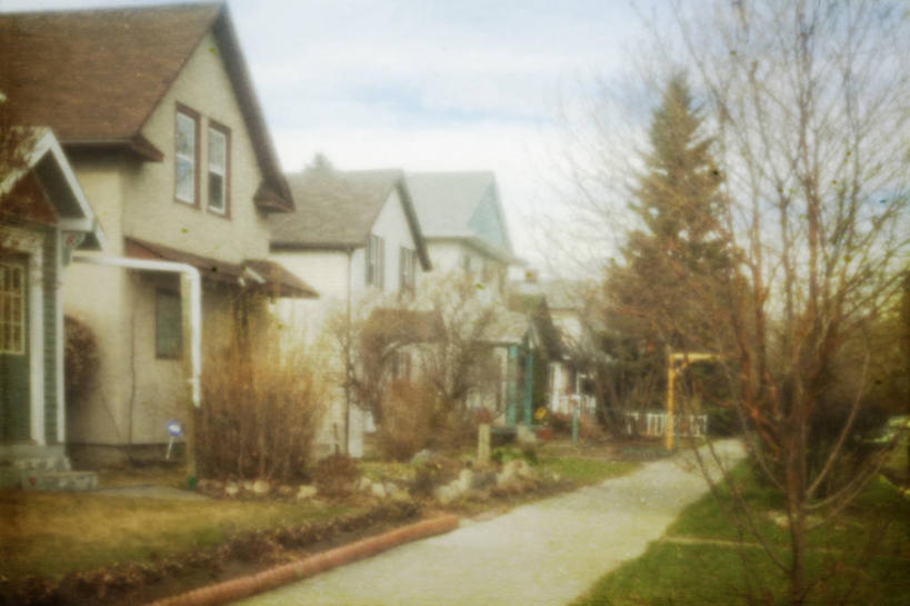 无人,家,横图,室外,白天,正面,草地,草坪,植物,标志建筑,道路,地标,建筑,路,加拿大,一排,阴影,朦胧,模糊,整齐,光线,影子,房屋,屋子,云,云朵,建筑群,小路,交通,云彩,建设,楼房,住宅,草,树,树木,排列,蓝色,绿色,白云,蓝天,天空,阳光,自然,天,生长,晴朗,成长,北美,北美洲,队列,美洲,阿尔伯塔省,阿尔伯塔,北亚美利加洲,亚美利加洲,艾伯塔,艾伯塔省,卡尔加里,晴空,彩图,房子,卡城