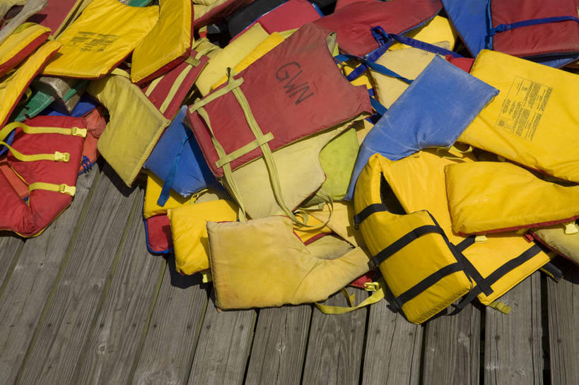 无人,横图,俯视,彩色,室外,白天,安全,地板,一堆,一排,阴影,堆叠,堆积,整齐,光线,救生衣,影子,防护,地面,木地板,排列,阳光,堆,五颜六色,保护,色彩斑斓,队列,保险,五彩缤纷,保全,周全,安稳,安定,五彩斑斓,浮水衣,五光十色,平安,彩图,高角度拍摄