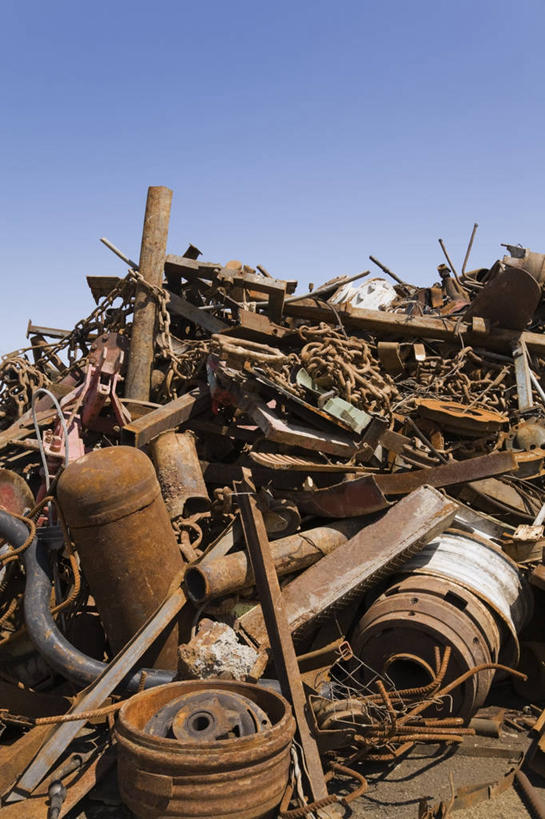 无人,竖图,室外,白天,正面,金属制品,一堆,阴影,堆叠,堆积,生锈,光线,金属,影子,垃圾,破坏,破损,蓝色,蓝天,天空,阳光,天,堆,垃圾场,腐蚀,侵蚀,损坏,丢弃,碾碎,抛弃,腐化,锈迹斑斑,彩图