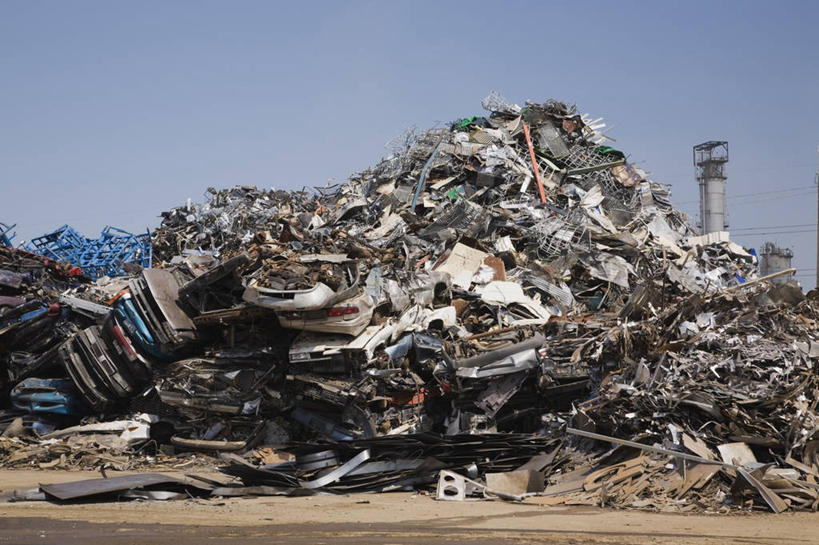 无人,横图,室外,白天,正面,金属制品,一堆,一座,许多,废弃,压扁,阴影,堆叠,堆积,生锈,光线,金属,影子,车辆,垃圾,灯塔,破坏,破损,蓝色,蓝天,天空,阳光,天,堆,垃圾场,腐蚀,侵蚀,损坏,丢弃,碾碎,抛弃,腐化,锈迹斑斑,彩图