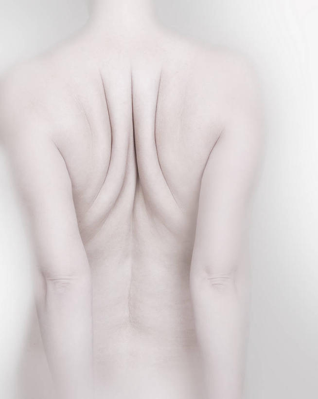 西方人,背部,一个人,站,竖图,室内,白天,白色背景,欧洲,欧洲人,仅一个男性,仅一个人,阴影,光线,影子,灯光,仅一个年轻男性,背面,白色,站着,疼痛,躯干,摄影,影棚,赤裸,悲伤,痛苦,苍白,疾苦,苦楚,男人,男性,年轻男性,白种人,站立,半身,彩图,影棚拍摄,拍摄