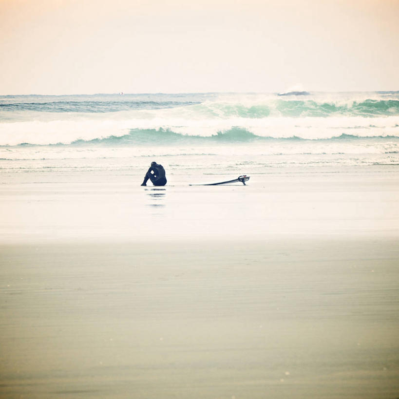 西方人,一个人,坐,方图,室外,白天,旅游,度假,海浪,海洋,美景,沙滩,欧洲,加拿大,欧洲人,仅一个男性,仅一个人,一块,阴影,光线,冲浪板,沙子,影子,海岸,景观,浪花,云,云朵,沙地,拿,云彩,拿着,娱乐,仅一个年轻男性,背面,蓝色,白云,蓝天,天空,阳光,自然,海水,天,享受,休闲,景色,放松,北美,北美洲,自然风光,美洲,海景,北亚美利加洲,亚美利加洲,卑诗省,不列颠哥伦比亚,不列颠哥伦比亚省,温哥华岛,男人,男性,年轻男性,白种人,大海,风浪,海,海水的波动,海滩,近岸浪,涌浪,坐着,彩图,全身