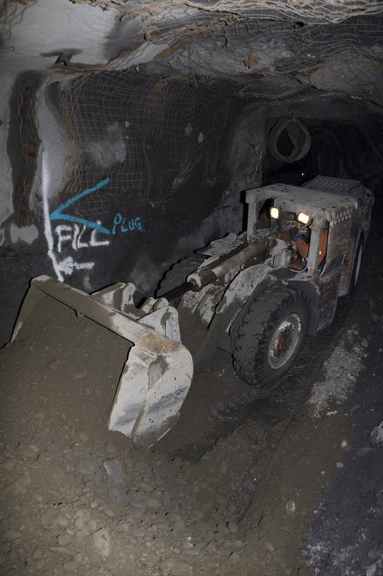 无人,竖图,俯视,室外,白天,机器,摆设,阴影,光线,影子,洞,金矿,设备,阳光,机械,洞穴,装置,装备,穴,设置,矿洞,采矿,彩图,高角度拍摄