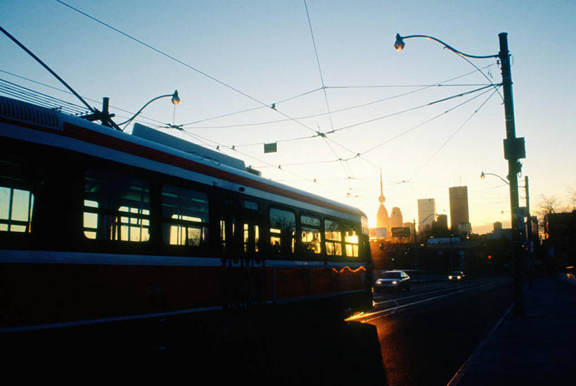 无人,高楼大厦,横图,室内,白天,仰视,度假,美景,日落,城市风光,城市,大厦,建筑,路灯,摩天大楼,汽车,电车,照明,加拿大,一排,阴影,整齐,电力,光线,电线,线,影子,景观,晚霞,霞光,落日,灯光,电能,背光,线路,娱乐,车,灯,排列,蓝色,蓝天,天空,阳光,黄昏,楼宇,交通工具,轿车,天,享受,休闲,景色,彩霞,放松,晴朗,电,电源,电源线,照亮,北美,北美洲,照明设备,队列,载具,美洲,能量,逆光,多伦多,多伦多电视塔,万里无云,省会,北亚美利加洲,亚美利加洲,无轨电车,安大略省,安省,北方好莱坞,多伦多市,夕照,晴空,晴空万里,夕阳,彩图,低角度拍摄,大楼,高层建筑,高楼,摩天楼,斜阳