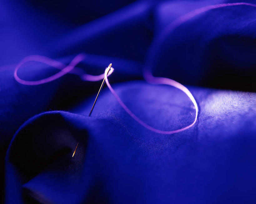 无人,交叉,横图,室外,特写,白天,正面,纺织品,阴影,朦胧,模糊,光线,影子,灯光,针,蓝色,紫色,缝纫,针线,麻布,穿插,夏布,彩图