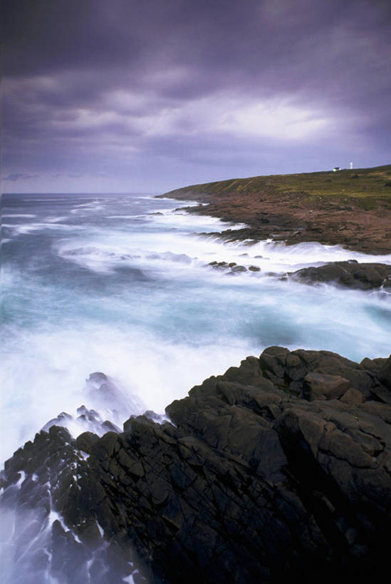 无人,竖图,俯视,室外,白天,旅游,度假,海浪,海洋,石头,美景,加拿大,阴影,光线,石子,影子,景观,浪花,悬崖,云,云朵,云彩,娱乐,蓝色,白云,蓝天,天空,阳光,自然,海水,天,享受,休闲,陡峭,景色,放松,晴朗,北美,北美洲,汹涌,自然风光,美洲,海景,北亚美利加洲,亚美利加洲,绝壁,笔陡,峻峭,澎湃,磅礴,斯必尔角,大海,风浪,海,海水的波动,近岸浪,石块,岩石,涌浪,晴空,彩图,高角度拍摄