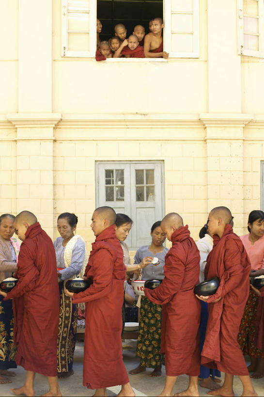 东方人,家,站,坐,走,捧,竖图,室外,白天,侧面,窗户,道路,路,公路,玻璃,缅甸,亚洲,陶瓷,房屋,屋子,陶瓷制品,交通,许多人,注视,黄种人,楼房,玻璃窗,住宅,玻璃制品,红色,容器,碗,观察,看,站着,一群人,东南亚,期待,观看,等待,储藏,等候,察看,储存,关注,缅甸联邦,守候,法衣,施舍,救济,亚洲人,马路,步行,端,端着,捧着,手捧,站立,走路,坐着,彩图,全身,房子,贮存,僧衣