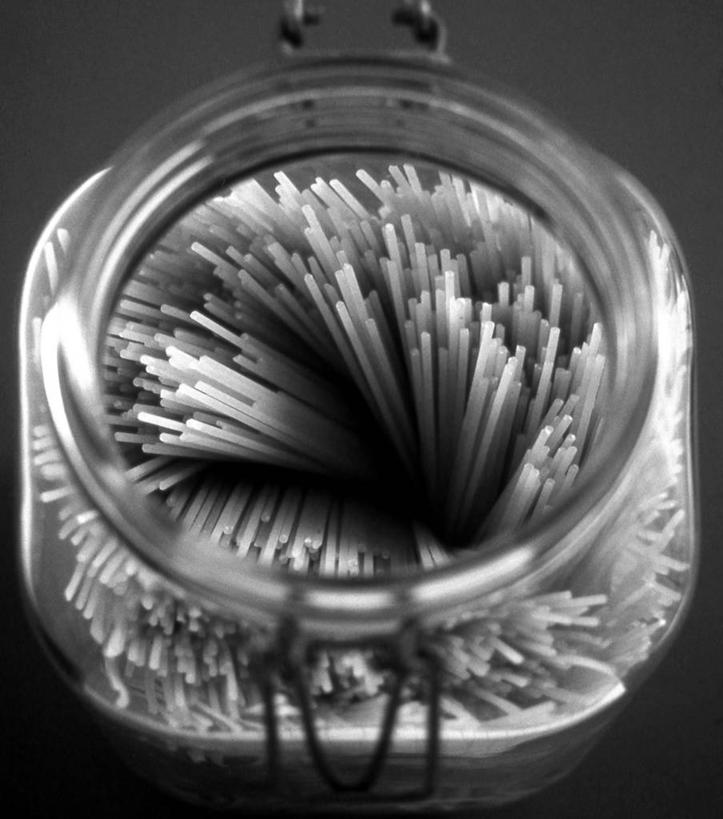 面食,面条,意大利面,无人,竖图,俯视,黑白,室内,白天,西餐,玻璃,一堆,阴影,堆叠,堆积,丰富,光线,影子,灯光,面,料理,食品,丰盛,玻璃制品,食物,玻璃瓶,瓶子,西式,堆,广口瓶,丰硕,丰厚,富厚,厚实,高角度拍摄