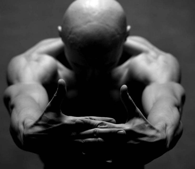 西方人,肌肉,秃头,健壮,一个人,站,横图,黑白,室内,白天,正面,锻炼,运动,欧洲,欧洲人,仅一个男性,仅一个人,阴影,光线,影子,仅一个年轻男性,阳光,低头,站着,健康,活力,力量,青春,健美,强壮,肱二头肌,体育,男人,男性,年轻男性,白种人,光头,无发,站立,半身,健身