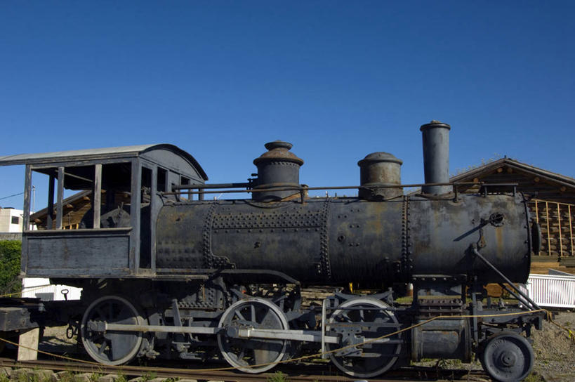 无人,家,横图,室外,白天,正面,火车,一辆,阴影,平静,生锈,光线,影子,房屋,屋子,泥土,土壤,楼房,住宅,车,蓝色,蓝天,天空,阳光,交通工具,天,安静,晴朗,古董,宁静,腐蚀,侵蚀,静谧,载具,古玩,万里无云,沉静,恬静,安祥,僻静,清静,太平,腐化,锈迹斑斑,晴空,晴空万里,彩图,房子