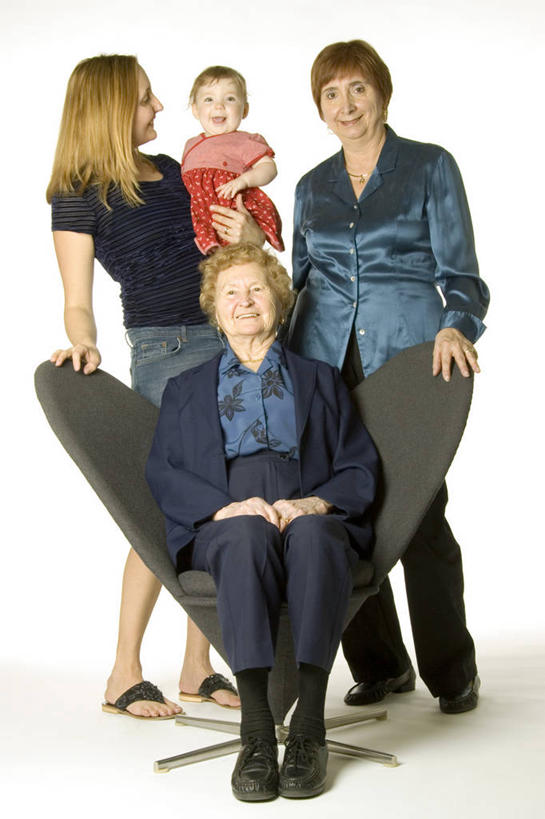 西方人,儿童,家庭,夫妻,母亲,父亲,儿子,站,坐,抱,笑,微笑,露齿笑,竖图,室内,白天,白色背景,正面,爱情,纯洁,椅子,欧洲,欧洲人,阴影,服装,光线,影子,墙,灯光,浪漫,注视,休闲装,墙壁,墙面,小孩,衣服,观察,看,站着,休闲,温暖,温馨,父子,母子,一家人,休闲服,恩爱,父爱,可爱,母爱,童年,童趣,搭,恋人,摄影,服饰,影棚,抱着,观看,和睦,察看,搂着,搭着,关注,沙发椅,童真,烂漫,无邪,天真,男孩,男人,男性,年轻男性,年轻女性,女人,女性,白种人,孩子,年轻人,夫妇,情侣,怀抱,搂,搂抱,相抱,拥抱,站立,坐着,彩图,全身,影棚拍摄,拍摄,伴侣,融洽,男生