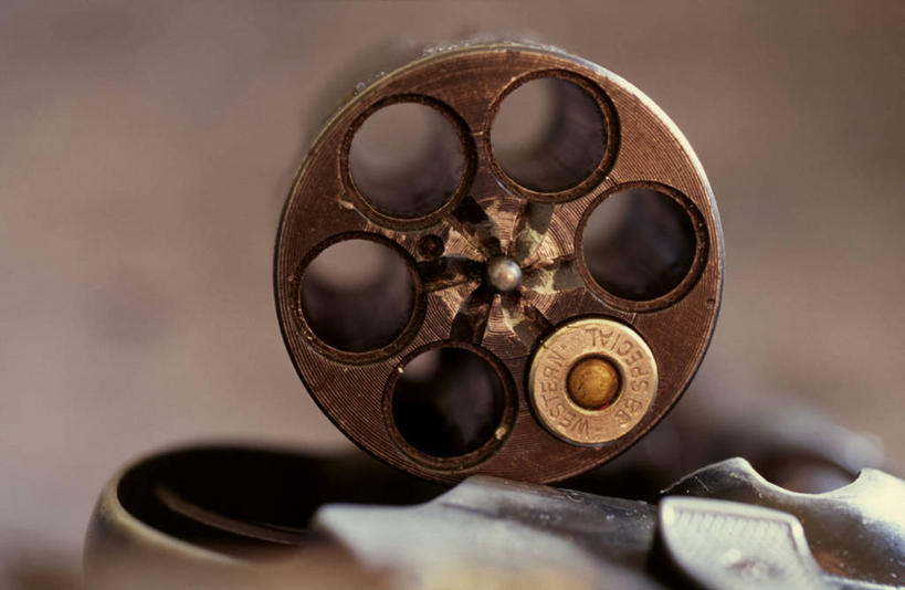 无人,横图,室外,特写,白天,正面,竞争,静物,金属制品,对抗,阴影,朦胧,模糊,冲突,光线,金属,影子,破坏,阳光,武器,战争,手枪,子弹,损坏,攻击,威胁,对立,矛盾,兵器,左轮手枪,转轮手枪,防御,枪弹,弹夹,敌对,挫败,斗争,抗拒,抗衡,杀伤,威慑,子弹夹,危险,彩图