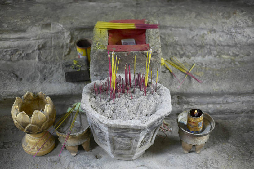 无人,横图,俯视,室外,特写,白天,旅游,度假,美景,蜡烛,柬埔寨,亚洲,阴影,节日,朦胧,模糊,光线,炉子,香炉,影子,墙,景观,烟雾,燃烧,文化,娱乐,墙壁,墙面,佛香,阳光,自然,香火,香烛,祈祷,享受,休闲,健康,景色,放松,许愿,宗教,东南亚,信仰,烧香,纪念,祈求,自然风光,供奉,高棉,柬埔寨王国,吉蔑,平安,彩图,高角度拍摄