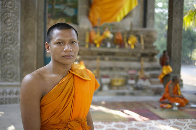 东方人,一个人,和尚,寺庙,站,横图,室外,特写,白天,正面,旅游,度假,美景,植物,雕塑,吴哥窟,柬埔寨,亚洲,仅一个男性,仅一个人,阴影,节日,朦胧,模糊,艺术,装饰,光线,雕刻,雕像,影子,景观,燃烧,扭头,注视,黄种人,文化,娱乐,树,树木,仅一个年轻男性,绿色,阳光,自然,香火,工艺品,庙宇,观察,看,祈祷,站着,转头,享受,休闲,健康,景色,放松,许愿,宗教,信仰,生长,成长,观看,纪念,祈求,美术,察看,关注,自然风光,主题,陈列,吴哥寺,高棉,柬埔寨王国,功能,美学,僧袍,吉蔑,平安,男人,男性,年轻男性,亚洲人,比丘,高僧,僧,僧侣,僧人,沙弥,修行僧,站立,半身,彩图,庙,寺