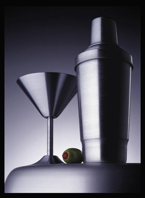 无人,竖图,室内,白天,仰视,光晕,杯子,金属制品,阴影,灰色背景,反射,金属,高脚杯,影子,调酒器,玻璃制品,酒杯,两只,摄影,影棚,放置,搁置,安排,鸡尾酒杯,玻璃杯,彩图,低角度拍摄,影棚拍摄,拍摄