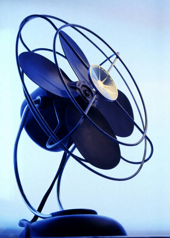 无人,竖图,室外,白天,仰视,金属制品,金属,电器,风扇,夏季,清凉,旋转,凉爽,一个,蓝色,蓝天,天空,天,夏天,转动,电风扇,晴朗,单个,电扇,家电,家用电器,扇叶,万里无云,晴空,晴空万里,彩图,低角度拍摄,小家电