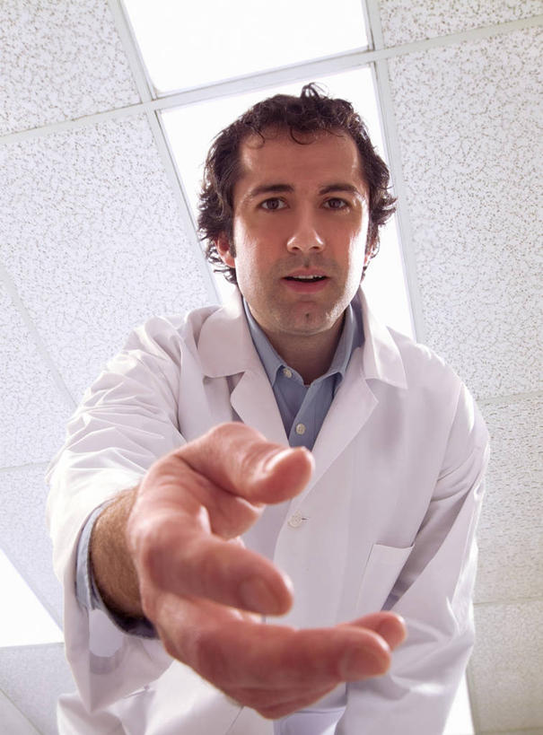 西方人,一个人,医生,医院,站,竖图,室内,白天,仰视,欧洲,欧洲人,仅一个男性,仅一个人,仅一个中年男性,注视,观察,看,站着,医护人员,医疗人员,伸手,观看,察看,疾病,白大褂,关注,艾滋病,医疗机构,传染,传染病,HIV病毒,后天性免疫缺陷症候群,获得性免疫缺陷综合症,流行症,慢性病,人类免疫缺陷病毒,症候群,综合症,致命,艾滋,艾滋病病毒,男人,男性,中年男性,白种人,大夫,站立,半身,彩图,低角度拍摄,病院,诊所,感染