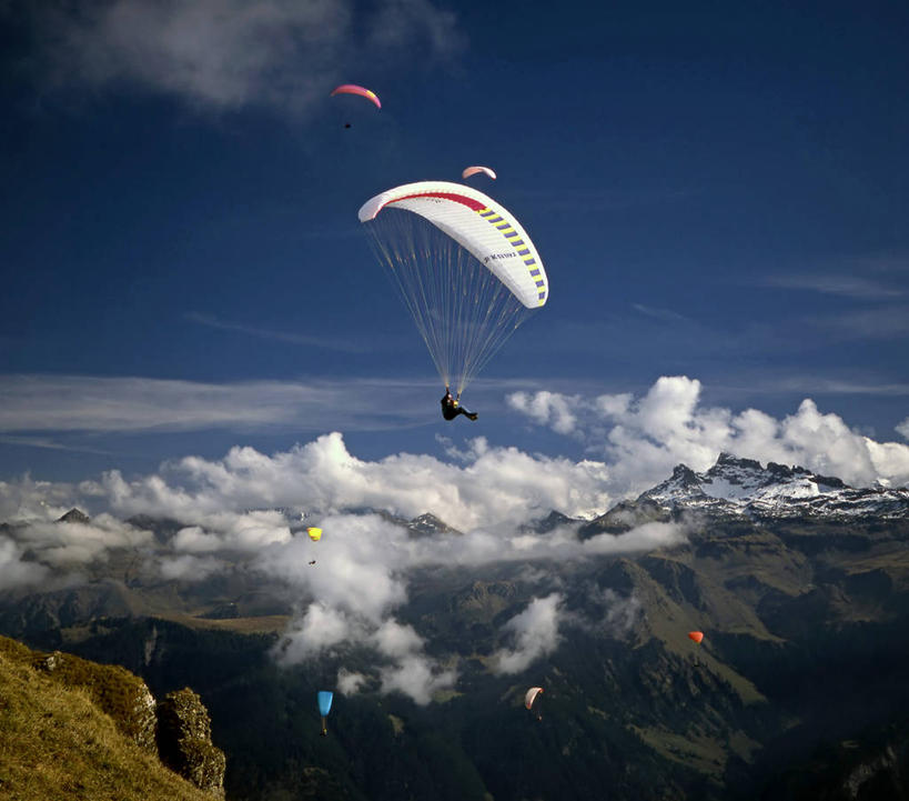 西方人,一个人,跳伞运动员,拉,横图,室外,白天,正面,旅游,度假,跳伞,美景,山,欧洲,欧洲人,仅一个男性,仅一个人,阴影,光线,影子,景观,山峰,云,云朵,山峦,云彩,扭头,注视,娱乐,仅一个年轻男性,蓝色,白云,蓝天,天空,阳光,自然,天,扶,观察,看,转头,享受,休闲,景色,放松,晴朗,观看,察看,扶着,关注,自然风光,男人,男性,年轻男性,白种人,晴空,伞兵,跳伞人,跳伞员,跳伞者,彩图,全身