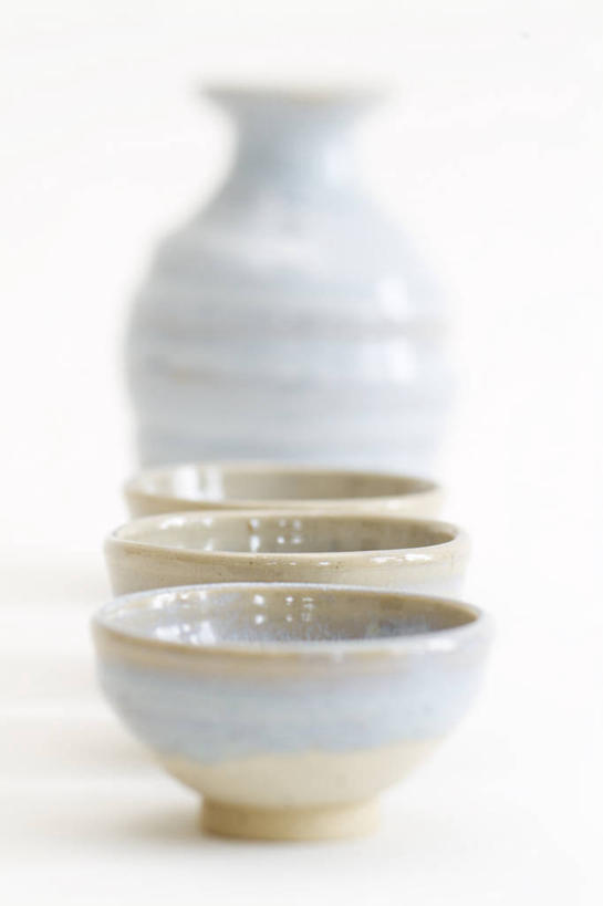 白酒,无人,竖图,室内,特写,白天,白色背景,正面,静物,一排,阴影,朦胧,模糊,整齐,光线,影子,陶瓷,灯光,陶瓷制品,酒类,烧酒,酒,饮料,排列,三个,容器,碗,摄影,影棚,储藏,储存,队列,蒸馏酒,烈酒,彩图,影棚拍摄,拍摄,贮存