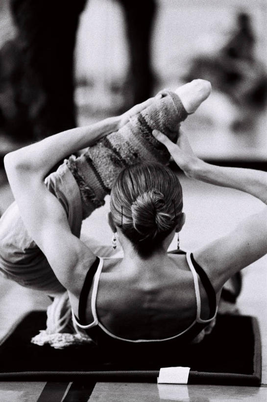 西方人,一个人,健身房,躺,竖图,黑白,室内,白天,按摩,锻炼,跳舞,运动,地板,欧洲,欧洲人,仅一个年轻女性,仅一个女性,仅一个人,阴影,朦胧,模糊,光线,影子,地面,注视,木地板,背面,阳光,垫子,观察,看,观看,察看,关注,舞姿,舞蹈室,舞蹈房,练功房,卧着,体育,年轻女性,女人,女性,白种人,躺着,卧,半身,健身,舞蹈,健身馆