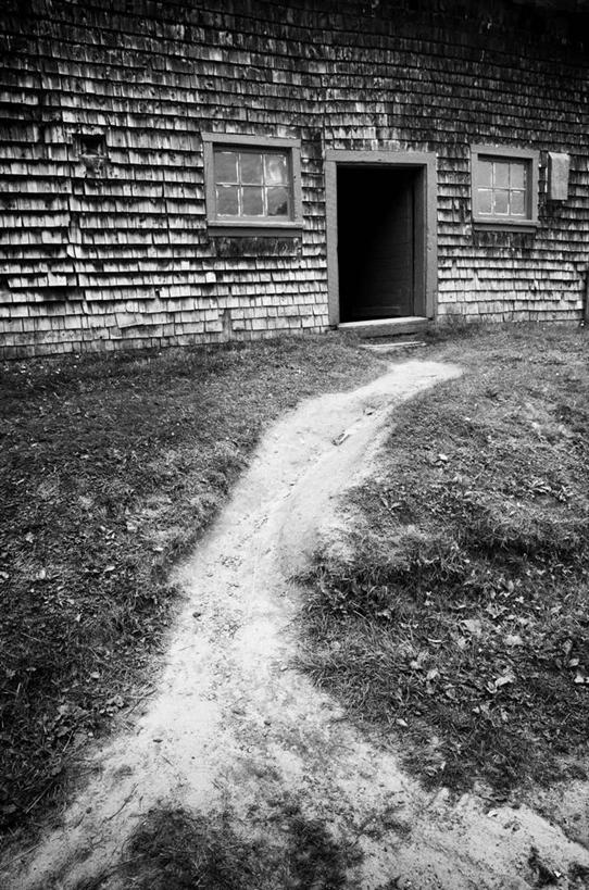 无人,家,竖图,黑白,室外,白天,正面,植物,窗户,门,道路,路,加拿大,阴影,枯萎,光线,影子,房屋,屋子,小路,枯草,交通,楼房,玻璃窗,住宅,草,黄色,阳光,门框,北美,北美洲,美洲,省会,北亚美利加洲,亚美利加洲,魁北克,魁北克城,魁北克省,魁北克市,房子