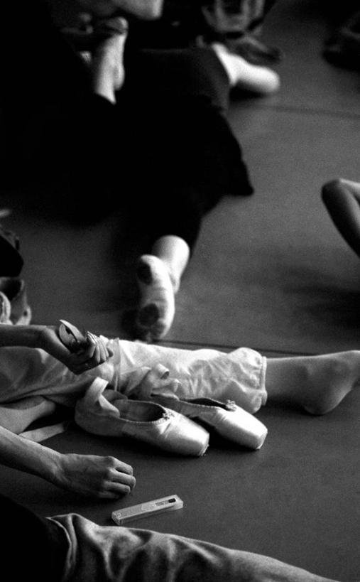 西方人,腿部,腿,三个人,躺,竖图,俯视,黑白,室内,白天,跳舞,地板,欧洲,欧洲人,一双,阴影,光线,影子,地面,木地板,阳光,伸,芭蕾舞鞋,舞姿,卧着,年轻女性,女人,女性,白种人,躺着,卧,半身,高角度拍摄,舞蹈