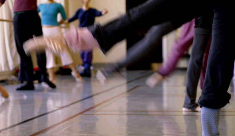 西方人,腿部,腿,健身房,站,横图,室内,白天,正面,锻炼,跳舞,运动,芭蕾,欧洲,欧洲人,阴影,朦胧,模糊,光线,瓷砖,地砖,影子,地面,许多人,阳光,站着,一群人,练习,舞姿,舞蹈室,舞蹈房,练功房,体育,芭蕾舞,杆子,白种人,站立,半身,彩图,健身,舞蹈,健身馆