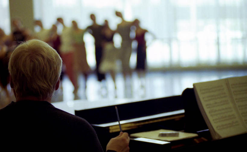 西方人,背部,健身房,坐,横图,室内,白天,正面,锻炼,跳舞,运动,芭蕾,窗户,地板,落地窗,桌子,书籍,欧洲,欧洲人,阴影,光线,影子,指挥棒,地面,许多人,指挥,注视,木地板,玻璃窗,黑色,阳光,观察,看,一群人,观看,察看,关注,舞姿,舞蹈室,舞蹈房,练功房,体育,芭蕾舞,白种人,书,图书,坐着,半身,彩图,健身,舞蹈,健身馆