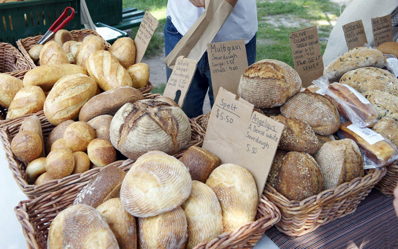 点心,面包,西方人,一个人,站,横图,俯视,室外,白天,餐桌,桌子,欧洲,加拿大,欧洲人,仅一个女性,仅一个人,阴影,光线,篮子,牌子,影子,食品,面点,买卖,食物,糕点,阳光,站着,仅一个中年女性,生意,餐台,北美,北美洲,交易,业务,销售,美洲,贩卖,多伦多,省会,北亚美利加洲,亚美利加洲,安大略省,安省,北方好莱坞,多伦多市,女人,女性,中年女性,白种人,站立,半身,彩图,高角度拍摄