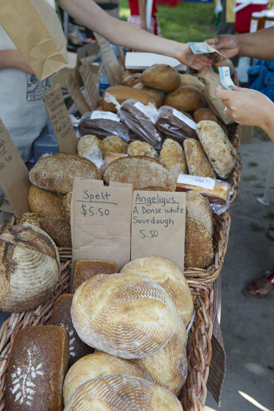 点心,面包,西方人,两个人,站,竖图,俯视,室外,白天,餐桌,桌子,欧洲,加拿大,欧洲人,阴影,光线,篮子,牌子,影子,食品,面点,买卖,食物,糕点,阳光,站着,生意,餐台,北美,北美洲,交易,业务,销售,美洲,贩卖,多伦多,省会,北亚美利加洲,亚美利加洲,安大略省,安省,北方好莱坞,多伦多市,男人,男性,女人,女性,中年男性,中年女性,白种人,站立,半身,彩图,高角度拍摄