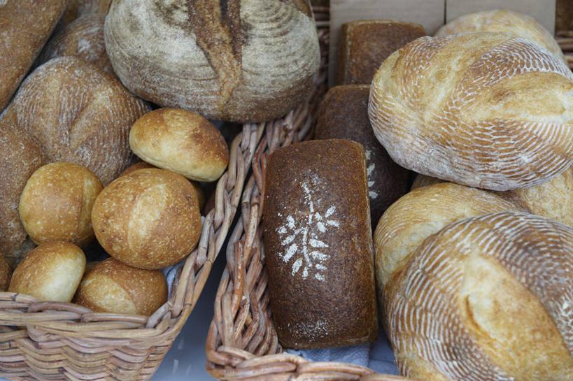 点心,面包,无人,横图,俯视,室外,白天,桌面,加拿大,一堆,阴影,堆叠,堆积,光线,篮子,影子,食品,面点,食物,糕点,两个,蓝色,阳光,堆,北美,北美洲,美洲,多伦多,省会,北亚美利加洲,亚美利加洲,安大略省,安省,北方好莱坞,多伦多市,彩图,高角度拍摄