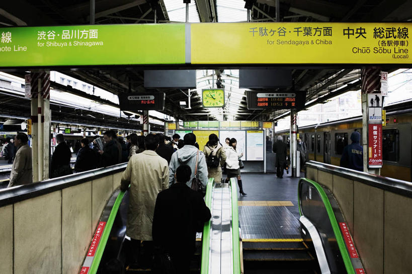 东方人,站,走,横图,室内,白天,地铁,电梯,亚洲,阴影,光线,影子,灯光,轨道交通,运输工具,许多人,繁忙,黄种人,站牌,背面,站着,一群人,升降梯,忙碌,亚洲人,步行,散步,站立,走路,彩图,全身,地铁机动车,地下铁,轻轨,升降设备