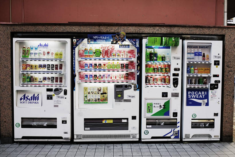 无人,横图,室外,白天,正面,购物,消费,机器,道路,路,亚洲,许多,阴影,光线,影子,墙,小路,交通,设备,墙壁,墙面,自动贩卖机,自动售货机,饮料,阳光,瓶子,四个,金融,百货,销售,贩卖,选购,贸易,彩图