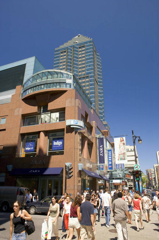 西方人,高楼大厦,站,走,竖图,室外,白天,仰视,度假,美景,城市风光,标志建筑,城市,大厦,道路,地标,建筑,路,摩天大楼,欧洲,加拿大,欧洲人,阴影,光线,影子,景观,小路,交通,许多人,娱乐,建设,阳光,站着,一群人,享受,休闲,景色,放松,精致,北美,优美,北美洲,美洲,精美,北亚美利加洲,亚美利加洲,精彩,精巧,白种人,步行,散步,站立,走路,彩图,低角度拍摄,全身,大楼,高层建筑,高楼,摩天楼