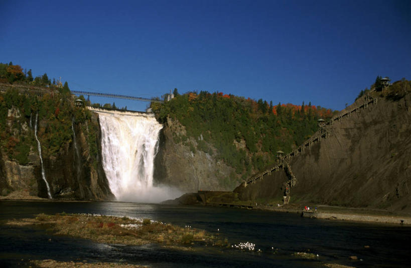无人,横图,室外,白天,正面,旅游,度假,草地,草坪,石头,美景,瀑布,山,山脉,树林,水,植物,加拿大,阴影,飞溅,溅,光线,石子,液体,影子,景观,山峰,水滴,山峦,娱乐,水珠,草,树,树木,蓝色,绿色,蓝天,天空,阳光,自然,群山,天,享受,休闲,景色,放松,生长,成长,连绵,北美,北美洲,绵延,喷洒,自然风光,美洲,省会,北亚美利加洲,亚美利加洲,联贯,魁北克,魁北克城,魁北克省,魁北克市,跌水,石块,岩石,彩图