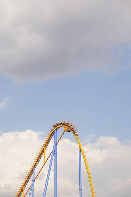 无人,竖图,室外,白天,仰视,旅游,度假,游戏,金属制品,阴影,曲折,弯曲,光线,金属,影子,柱子,云,云朵,玩,云彩,娱乐,过山车,蓝色,白云,蓝天,天空,阳光,天,享受,休闲,放松,游乐设施,云霄飞车,蜿蜒,晴朗,活动,发泄,消遣,智力,宣泄,滑落,游艺设施,爬升,倒转,晴空,玩耍,嬉戏,彩图,低角度拍摄