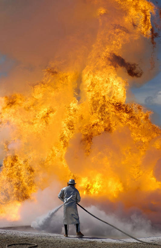 西方人,一个人,消防员,站,竖图,室外,白天,旅游,度假,热情,美景,水,雪,大雪,火,欧洲,欧洲人,仅一个男性,仅一个人,握,阴影,飞溅,溅,光线,火焰,液体,影子,积雪,景观,水滴,雪景,冬季,冬天,燃烧,拿,拿着,注视,娱乐,水珠,仅一个年轻男性,背面,蓝色,蓝天,天空,阳光,自然,天,观察,看,站着,享受,休闲,景色,放松,寒冷,握着,观看,水枪,察看,关注,喷洒,自然风光,高压水枪,严寒,男人,男性,年轻男性,白种人,救火员,站立,彩图,全身