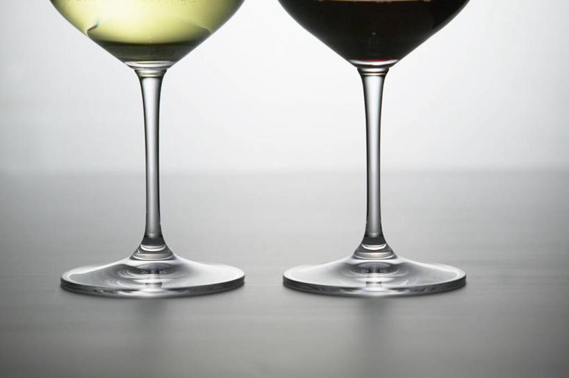 红酒,葡萄酒,无人,横图,室内,特写,白天,正面,餐桌,桌面,桌子,杯子,一排,阴影,庆祝,整齐,光线,高脚杯,影子,灯光,红酒杯,酒类,玻璃制品,酒,饮料,排列,酒杯,红葡萄酒,餐台,庆贺,队列,祝贺,充满,玻璃杯,彩图