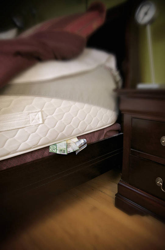 无人,竖图,室内,白天,正面,床,地板,柜子,卧室,阴影,朦胧,模糊,光线,商标,影子,灯光,床单,地面,储物柜,被子,木地板,红色,单人床,被单,风格,储存,气势,格调,派头,气概,作风,储备,蕴藏,贮备,彩图,睡房,卧房,贮存