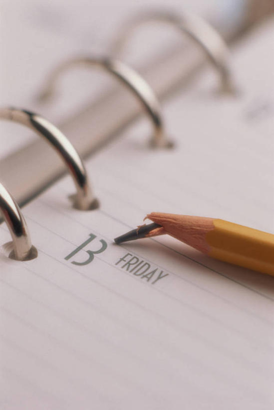 无人,竖图,俯视,室内,特写,白天,阴影,朦胧,模糊,光线,英文,笔,标志,文字,影子,字符,字母,灯光,办公用品,记事本,破坏,标识,破损,文具,黄色,本子,笔记本,铅笔,学习用品,断裂,英文字母,文具用品,损坏,一支,彩图,高角度拍摄