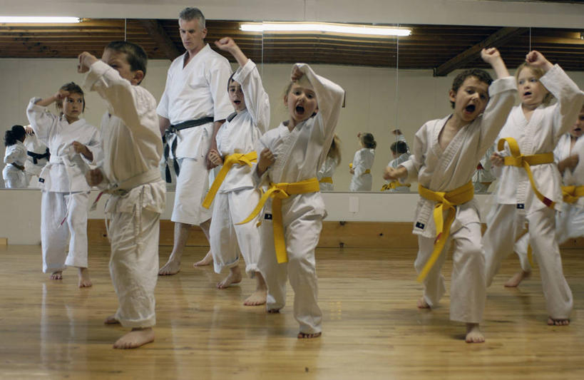 西方人,站,走,举,横图,室内,白天,正面,工作服,制服,跆拳道,地板,镜子,欧洲,欧洲人,阴影,光线,影子,灯光,地面,许多人,注视,木地板,黄色,黑色,观察,看,托,站着,张嘴,一群人,观看,镜像,察看,镜面,关注,张大嘴巴,工作制服,白种人,张开嘴,步行,举起,举手,举着,向上举,向上伸,向上托,站立,走路,彩图,全身,工作套服