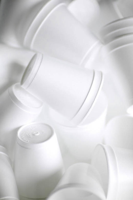 无人,竖图,俯视,黑白,室内,白天,杯子,一堆,阴影,堆叠,堆积,朦胧,模糊,光线,影子,白色,阳光,纸制品,纸杯,堆,一次性杯子,高角度拍摄