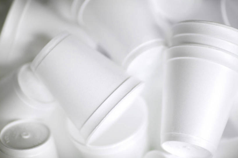 无人,横图,俯视,黑白,室内,白天,杯子,一堆,阴影,堆叠,堆积,朦胧,模糊,光线,影子,白色,阳光,纸制品,纸杯,堆,一次性杯子,高角度拍摄