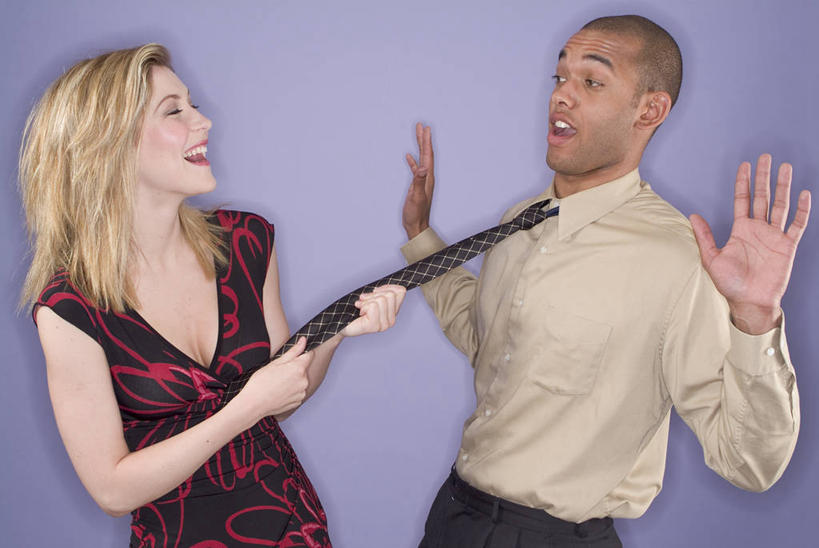 西方人,两个人,站,闭眼,横图,室内,白天,正面,衬衫,裙子,欧洲,非洲,黑人,欧洲人,拉扯,紫色背景,连衣裙,惊讶,领带,注视,闻,观察,看,站着,张嘴,摄影,影棚,观看,惊奇,察看,嗅,象征,庄重,关注,身份,张大嘴巴,正式,地位,诧异,男人,男性,年轻男性,年轻女性,女人,女性,非洲人,张开嘴,闭眼睛,闭着眼,闭着眼睛,站立,半身,彩图,影棚拍摄,衬衣,拍摄