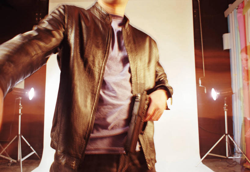 西方人,一个人,横图,室外,白天,正面,竞争,日落,欧洲,欧洲人,仅一个男性,仅一个人,对抗,握,阴影,服装,冲突,光线,枪支,影子,晚霞,霞光,落日,灯光,拿,拿着,休闲装,破坏,仅一个年轻男性,衣服,黄昏,休闲,休闲服,武器,彩霞,战争,握着,服饰,手枪,损坏,攻击,威胁,对立,矛盾,兵器,防御,敌对,挫败,斗争,抗拒,抗衡,杀伤,威慑,枪枝,夕照,危险,男人,男性,年轻男性,白种人,夕阳,半身,彩图,斜阳